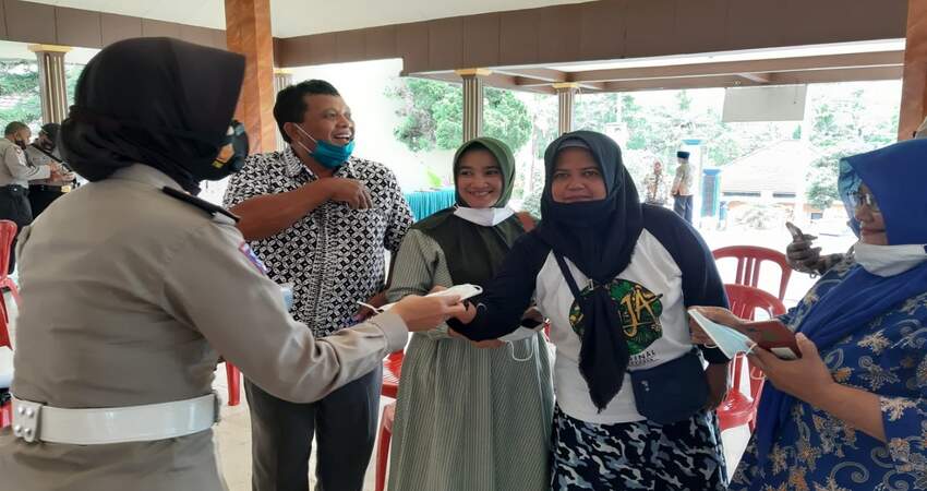 MASKER: Pembagian masker kepada peserta kegiatan di Kampung Tangguh Semeru Desa Argotirto Kecamatan Sumawe.