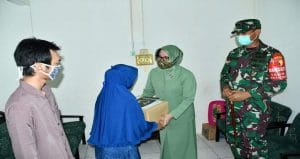 Korem 083/Bdj Baksos Bagikan Sembako ke Warakawuri TNI