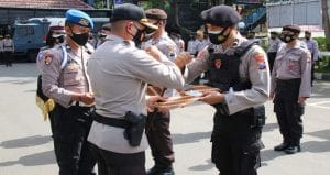 Beri Penghargaan ke 14 Anggota Berprestasi, Kapolresta Malang Kota Sampaikan Amanat untuk Selalu Wawas Diri