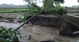 Diterjang Banjir, Jembatan Penghubung Dua Desa di Gandusari Jebol