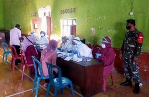 Babinsa Koramil 0818/19 Gondanglegi Melaksanakan Pendampingan Rapid Tes ke Panitia Pelaksana Pilkada