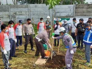 Satlantas Polres Malang, Ikut Tanam Pohon Dikawasan Tol pada HUT PUPR ke 75