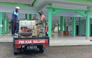 Babinsa Koramil 05 Kepanjan bersama PMI Lakukan Penyemprotan Disinfektan