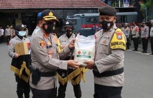 300 Warga Terdampak Covid-19, Terima Bantuan Sembako dari Kepolisian Polresta Malang Kota