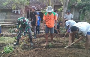 Babinsa Koramil 03 Kasembon Ikut Memasang Pondasi Rumah Warga Binaan
