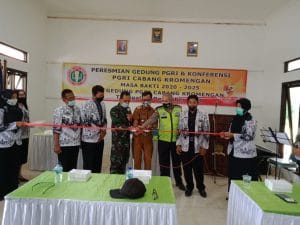 Anggota Koramil 0818/34 Kromengan, Hadiri Peresmian Gedung PGRI Cabang Kromengan