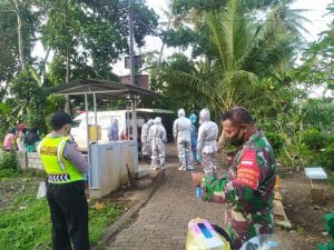 Anggota Koramil 0818/05 Kepanjen Laksanakan Pendampingan Pemakaman Warga Binaan