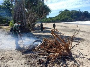 Koramil 0818/31Gedangan  Laksanakan Kerja Bakti Pembersihan Kawasan Pantai Ungapan