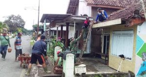 Koramil 0818/05 Kepanjen Gelar Kerja Bakti Pasca Puting Beliung di Sengguruh