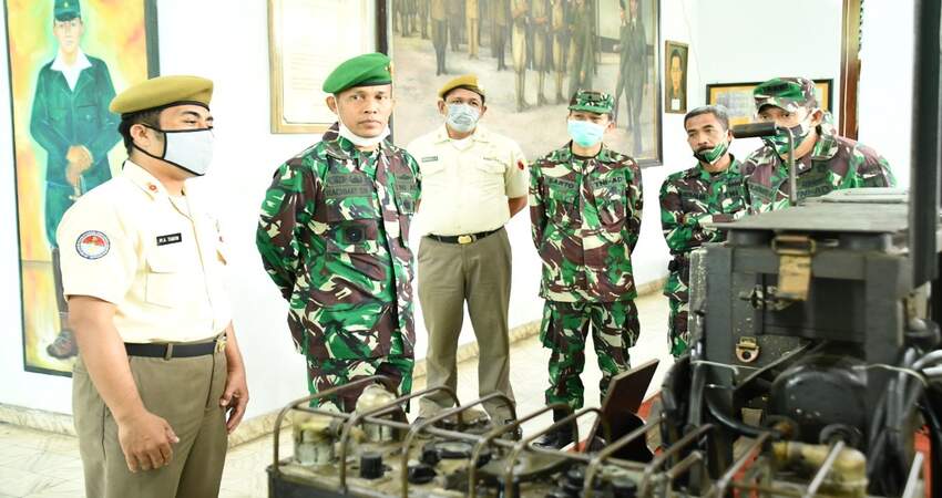 KUNJUNGI: Kadisjarah TNI-AD Brigjend TNI Dr. Rachmat S.W. S.I.P., M.M., M.Tr (Han). didampingi Kabintaldam V Brw Kolonel Cpl M. Aryanto Bachtiar, S.T., M.M. saat melaksanakan kunjungan di museum Brawijaya Malang.