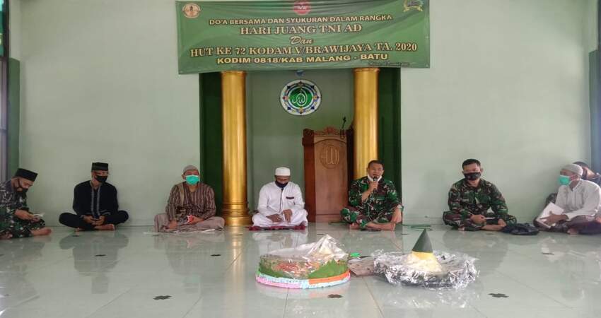DOA BERSAMA: Kasdim 0818 Mayor Arh Djoko Istianto bersama Ustadz Harianto saat pelaksanaan Doa Bersama.