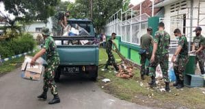 Kodim 0833/Kota Malang dan Yonif 527/BY Mulai Bersihkan Polkesma