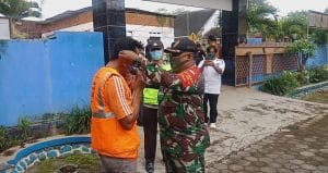 Sosialisasi Prokes, Koramil Kromengan Bagikan Masker Gratis ke Masyarakat