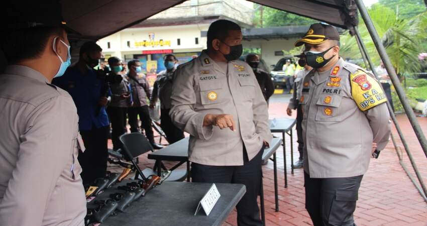 CEK: Tim Supervisi Rolog Polda Jatim yang diketuai AKBP Gatot Sugeng Susanto, S.H. saat melaksanakan pengecekan kondisi Ranmor dinas dan Senpi Polres Malang didampingi Kapolres Malang AKBP Hendri.