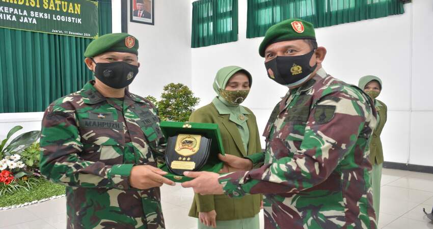 CENDERAMATA: Letkol Kav Mahpuzh, S.Pd saat menerima cenderamata dari Danrem 083/Bdj Kol Inf Irwan yang diberikan oleh Kasrem 083/Bdj Letkol Inf Akhmad.