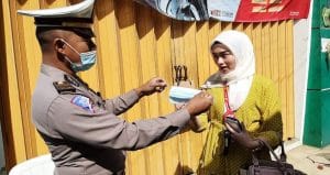 Satlantas Polres Batu Gelar Giat Simpatik Bagi Nasi Kotak, Masker dan Sembako