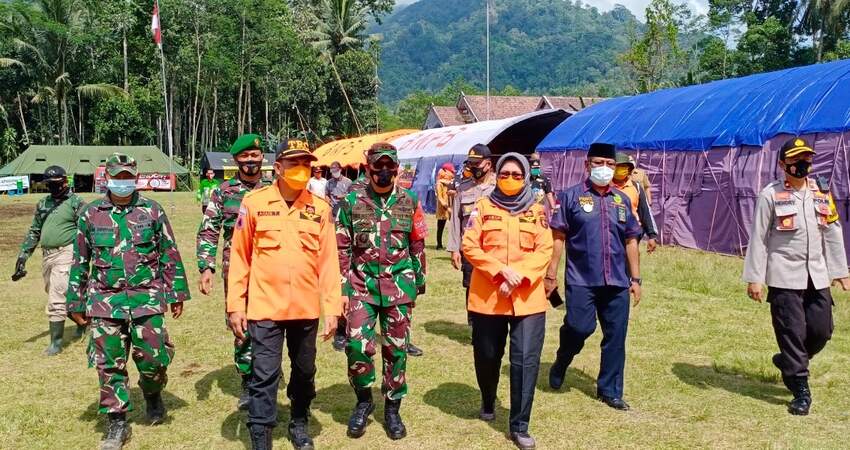 TINJAU: Dandim 0821/Lumajang Letkol Inf Andi A. Wibowo, S.Sos., M.I.Pol. bersama Forpimda Kabupaten Lumajang saat berada di Posko Siaga Bencana Gunung Semeru, Dusun Kamar Kajang, Desa Sumberwuluh, Kecamatan Candipuro.