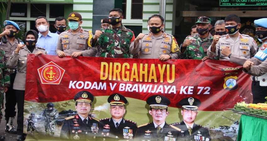 FOTO BERSAMA: Kapolres Malang AKBP Hendri dan Dandim 0818 Letkol Inf Yusub pada saat foto bersama.