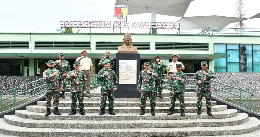 FOTO BERSAMA: Kadisjarah TNI-AD Brigjend TNI Dr. Rachmat bersama Kabintaldam V Brw Kolonel Cpl M. Aryanto dan para Kasi Bintaldam V/Brw foto bersama di museum Brawijaya Malang.