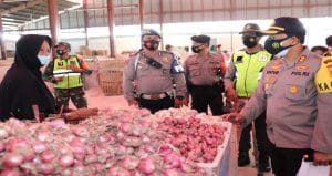 Blusukan di Pasar, Kapolres Batu Imbau Penjual dan Pembeli Jalankan Protkes