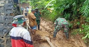 Danramil 0818/03 Kasembon Turun Langsung Menyingkirkan Material Tanah Longsor