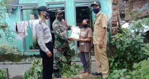 Koramil 0818/16 Sumawe Salurkan Bantuan Sembako dari TNI Polri di Desa Druju
