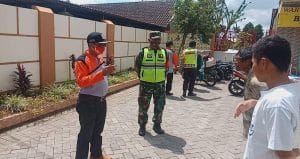 Koramil 0818/34 Kromengan bersama Muspika Gelar Patroli Tertib Masker