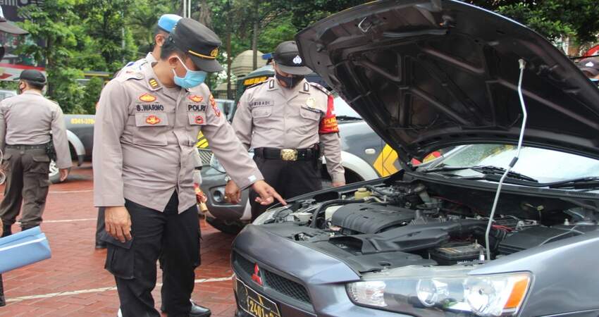 KONDISI: Tim Supervisi Rolog Polda Jatim saat melihat kondisi kendaraan operasional Polres Malang.