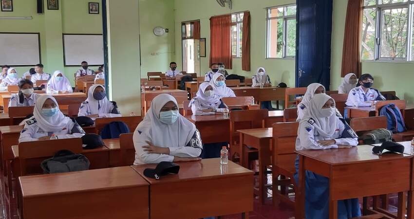 ANTUSIAS: Para pelajar SMA 1 Singosari terlihat begitu antusias saat mendapatkan sosialisasi Prokes Covid-19 dan UU No 22 Tahun 2009.