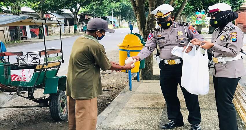 Empati di Tengah Pandemi, Satlantas Trenggalek Bagikan Makanan dan Masker