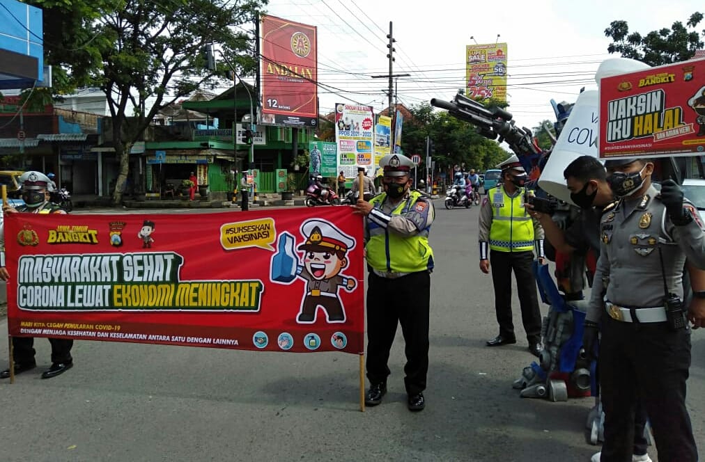 anggota dengan spanduk