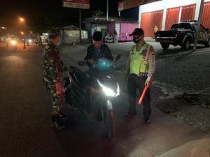 Tekan Penyebaran Covid-19, Koramil 0818/10 Pagak Gelar PPKM dengan Sasaran Pelanggar Prokes