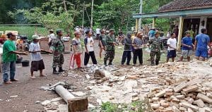Koramil 0818/21 Wajak Tanggap Bersihkan Material Longsor Desa Blayu