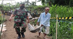 Akses Terputus, Personel TNI dan Warga Gerak Cepat Buat Jalan Darurat