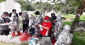 Anggota Koramil 0818/22 Tumpang dengan Sigap Bantu Pemakaman Pasien Covid-19