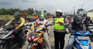 Tekan Penyebaran Covid-19 di Jalan, Satlantas Polres Malang Sebar Brosur dan Bagikan Masker