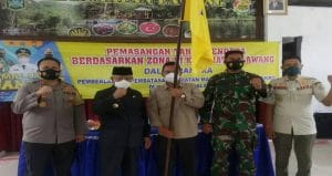 Kodim 0818 Bersama Forpimda Canangkan Pemasangan Bendera Kuning di Tengah Penerapan PPKM Skala Mikro