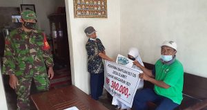 Babinsa Koramil 0818/34 Kromengan Dampingi 161 KPM Penerima BLT-DD Desa Slorok