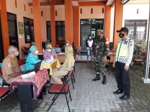 Babinsa Koramil 0818/22 Tumpang Awasi Pelaksanaan Vaksinasi di Desa Tumpang