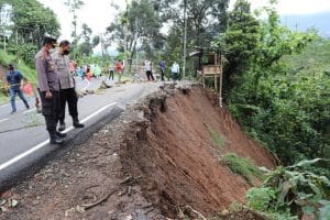 Kapolres Batu Tinjau Lokasi Tanah Longsor di Wilayah Pujon
