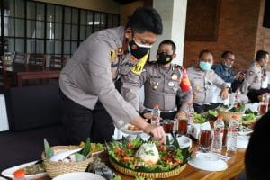 Kapolres Batu Baurkan Diri Bersama Rekan Media Ditengah Perayaan HPN ke-75