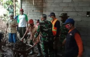 Anggota Koramil 0818/04 Ngantang Kerja Bakti Bersihkan Material Tanah Longsor