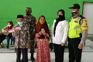 Babinsa Koramil 0818/26 Singosari Laksanakan Pendampingan Penyaluran BST