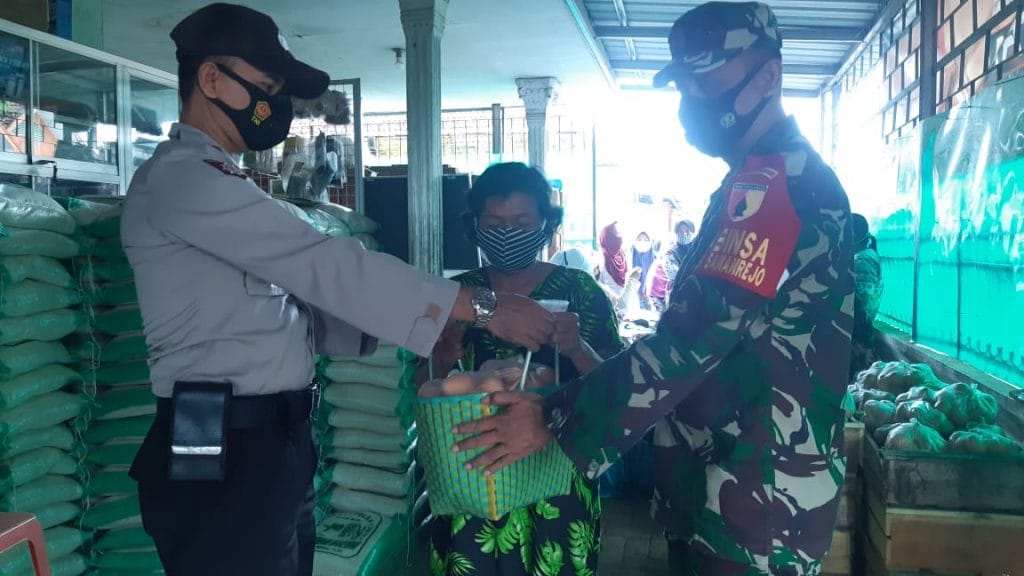 Koramil 0818/14 Turen Ikut Dalam Pendistribusian BPNT ke Masyarakat Terdampak Covid-19