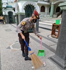 Lima Taruna Akpol Tingkat 2 Batalyon 54, Menyapu Teras Masjid Jami Kota Malang