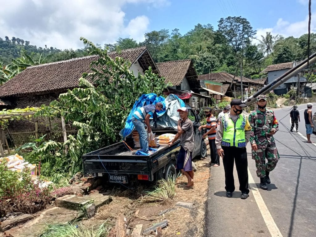 Warga Ngantang Tertabrak Pick Up Karena Ban Meletus