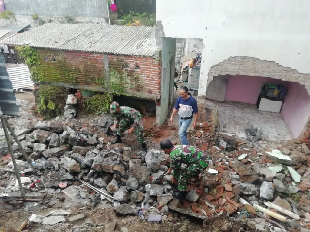 Koramil 0818/36 Junrejo Laksanakan Kerja Bakti Bersihkan Material Plengsengan yang Jebol
