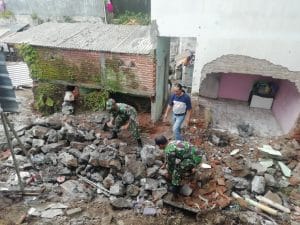 Koramil 0818/36 Junrejo Laksanakan Kerja Bakti Bersihkan Material Plengsengan yang Jebol
