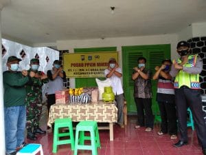 Koramil 0818/12 Bantur Salurkan Bantuan Sembako ke Masyarakat Terdampak Covid-19