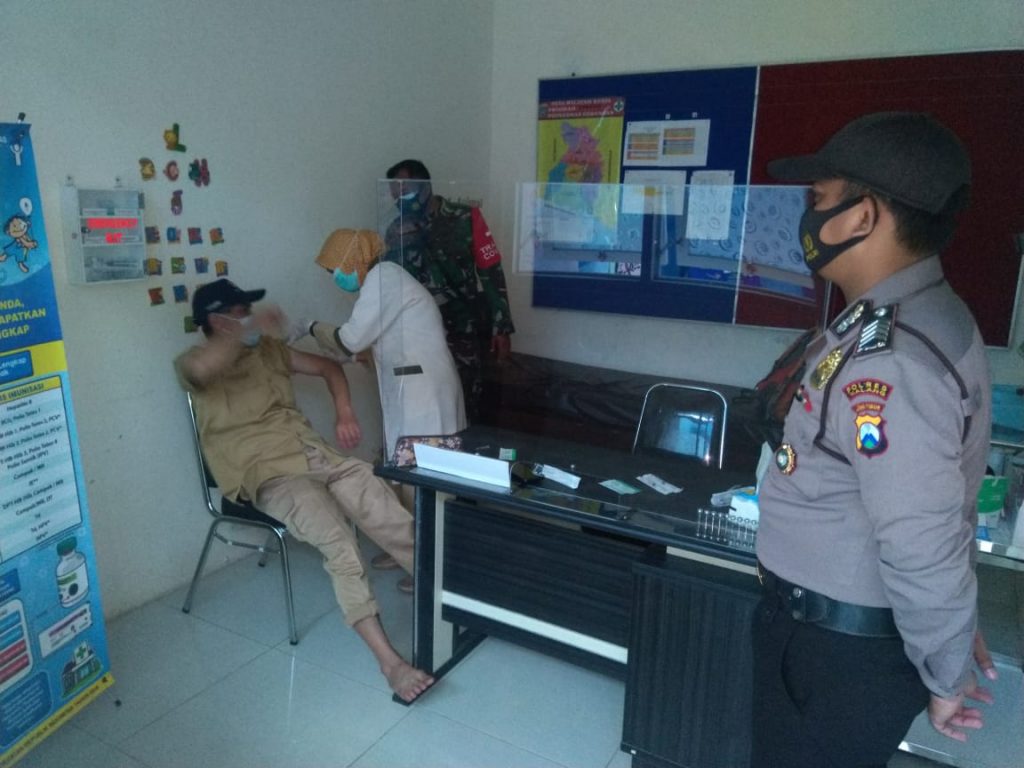 Koramil 0818/34 Kromengan Laksanakan Pendampingan Pelaksanaan Vaksinasi Terhadap Nakes